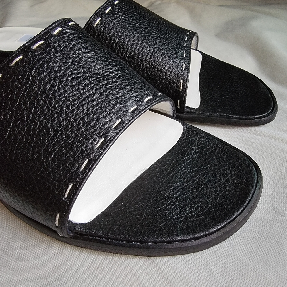 NWOT Barneys New York sandal in 38.5